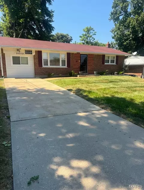 9609 Weyburn Dr, Saint Louis, MO 63136