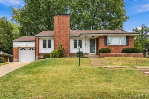 11 Pinewood Dr, Saint Louis, MO 63123