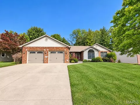 212 Keeneland Ct, Collinsville, IL 62234