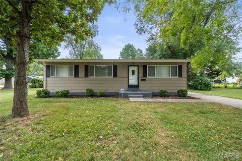 1070 Campion Ln, Florissant, MO 63031