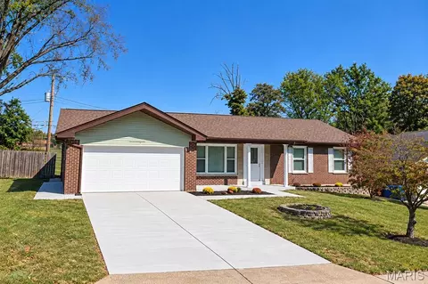 1125 Hawkstone Ln, Saint Louis, MO 63125