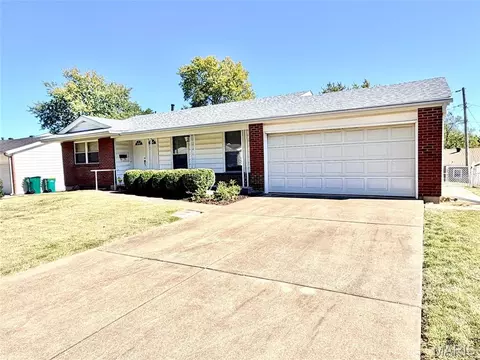 10646 Foxpath Dr, Saint Louis, MO 63137