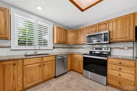 Kitchen - 1597 Indian Springs Dr, O'fallon, MO 63366 photo 3 of 5