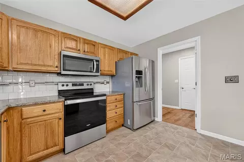 Kitchen - 1597 Indian Springs Dr, O'fallon, MO 63366 photo 4 of 5