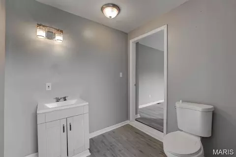 Bath - 7640 Stanwood Dr, Normandy, MO 63121 photo 1 of 2