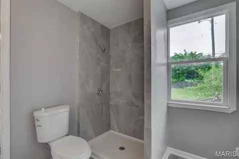 Bath - 7640 Stanwood Dr, Normandy, MO 63121 photo 2 of 2