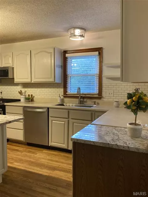 Kitchen - 300 Echo Valley Rd, Union, MO 63084 photo 4 of 7