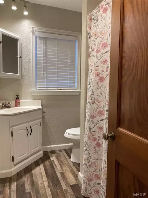 Bath - 300 Echo Valley Rd, Union, MO 63084 photo 2 of 4