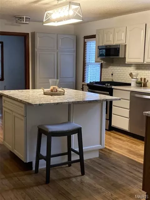 Kitchen - 300 Echo Valley Rd, Union, MO 63084 photo 3 of 7