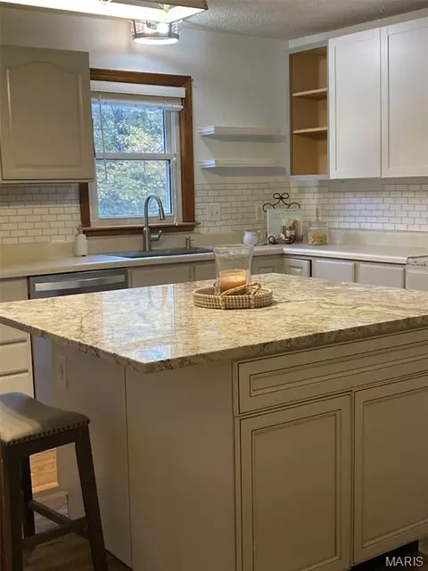 Kitchen - 300 Echo Valley Rd, Union, MO 63084 photo 5 of 7