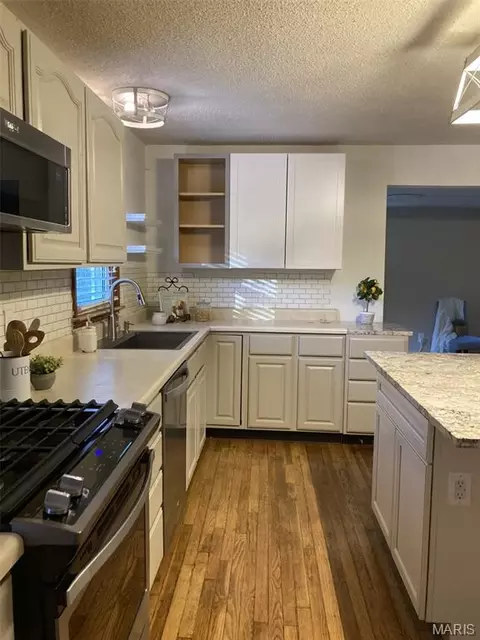 Kitchen - 300 Echo Valley Rd, Union, MO 63084 photo 2 of 7
