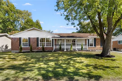 2878 Castleford Dr, Florissant, MO 63033