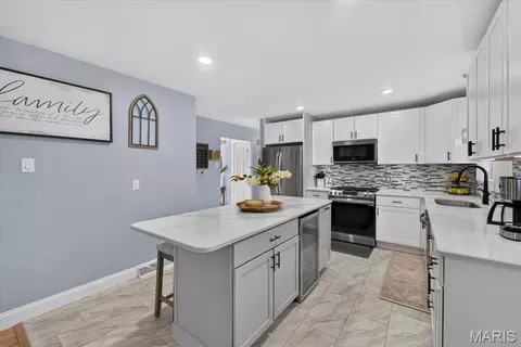 Kitchen - 307 Surf Ct, Ballwin, MO 63021 photo 4 of 4