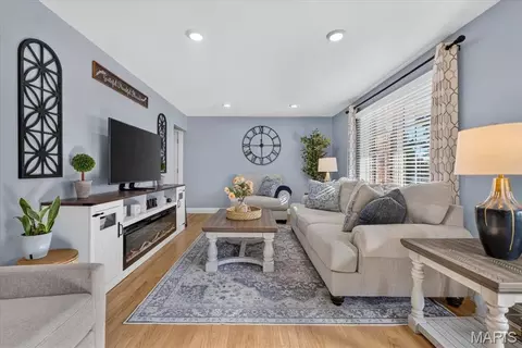 Living - 307 Surf Ct, Ballwin, MO 63021 photo 2 of 3