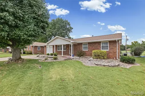 179 Red Bud Dr, Wood River, IL 62095