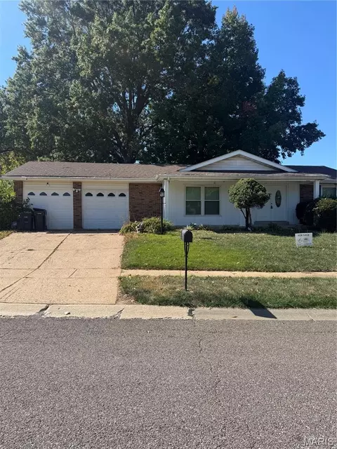 11965 Kingshead Dr, Florissant, MO 63033