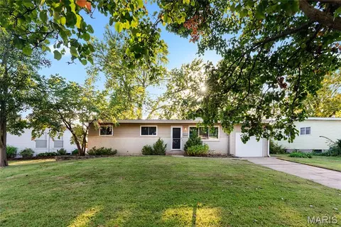 680 Crabapple Ln, Florissant, MO 63031