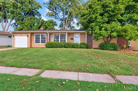 2145 Crane Dr, Florissant, MO 63031