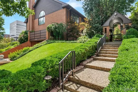 139 N Central Ave #B, Clayton, MO 63105