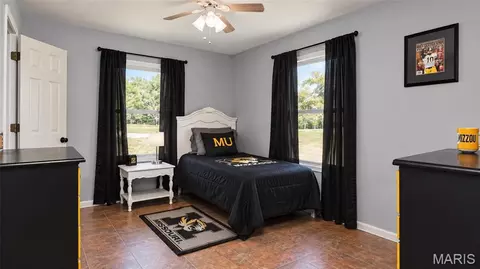 Bedroom - 305 Woolsey St, Mountain View, MO 65548 photo 7 of 8
