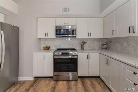 Kitchen - 1701 Highview Circle Ct, Ballwin, MO 63021 photo 5 of 6