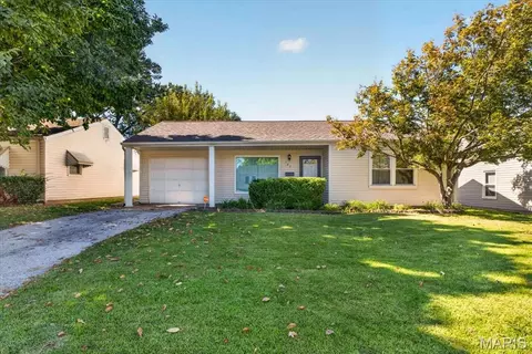 165 Brackleigh Ln, Florissant, MO 63031