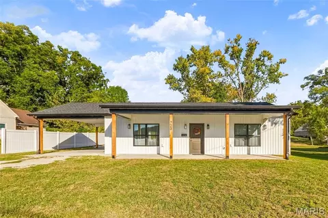 723 Broadway Ext, Elsberry, MO 63343