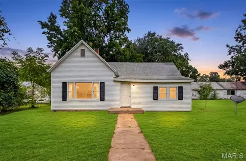 806 S 4th St, Clarksville, MO 63336