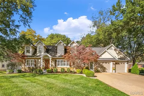 9121 Robyn Rd, Sunset Hills, MO 63127