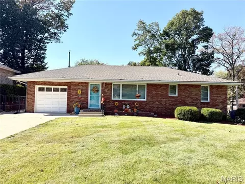111 Sullivan St, Rosewood Heights, IL 62024