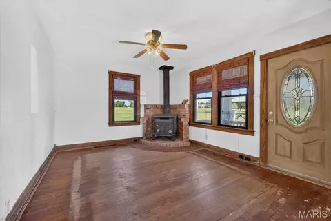 Living - 8329 Andy Rd, Waterloo, IL 62298 photo 2 of 4