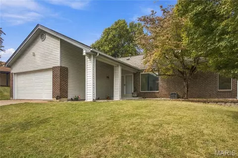 12215 Foxpoint Dr, Maryland Heights, MO 63043