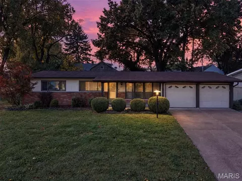 1200 Coronation Dr, Saint Louis, MO 63125