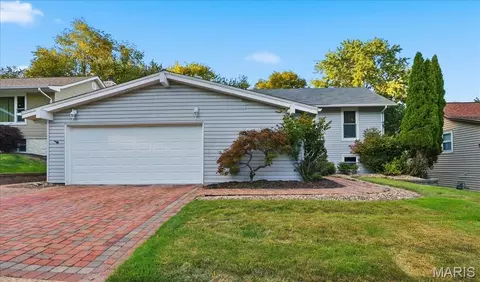 12243 Foxpoint Dr, Maryland Heights, MO 63043