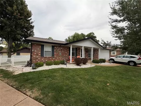 5858 Hunterbrook Ct, Oakville, MO 63129