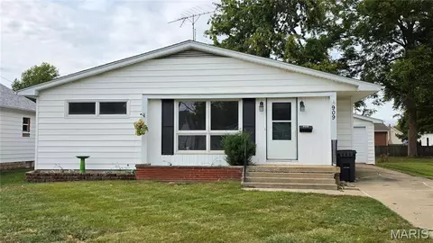 909 N Franklin St, Litchfield, IL 62056