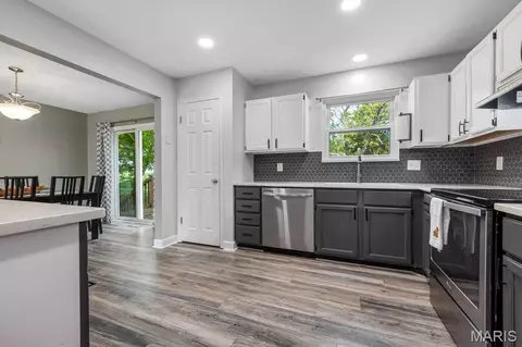 Kitchen - 463 Talbert Ct, Ballwin, MO 63021 photo 3 of 3
