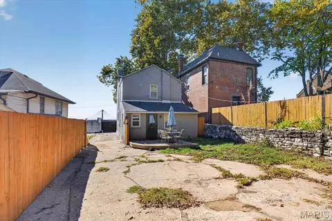 Exterior - 612 E 4th St, Alton, IL 62002 photo 2 of 3