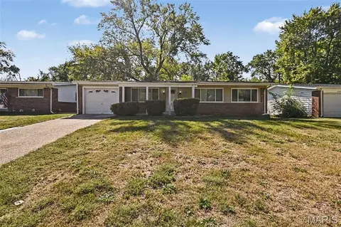 2680 N Waterford Dr, Florissant, MO 63033