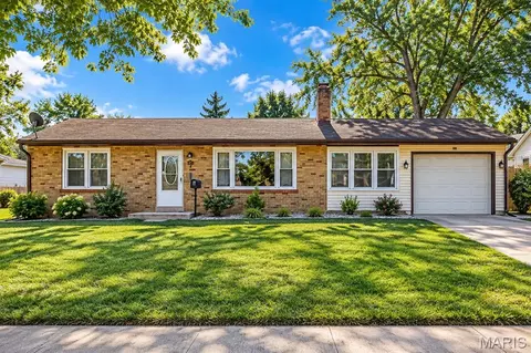7 Santa Cruz Dr, Florissant, MO 63031