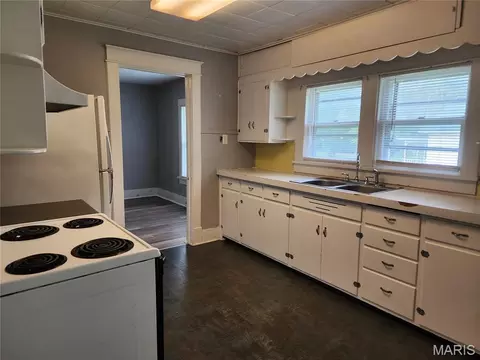 Kitchen - 1618 Singleton Ave, Hannibal, MO 63401 photo 2 of 3