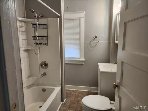 Bath - 1618 Singleton Ave, Hannibal, MO 63401 photo 1 of 1