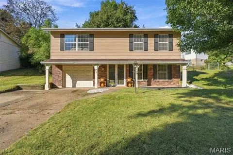 2391 Wesglen Estates Dr, Maryland Heights, MO 63043