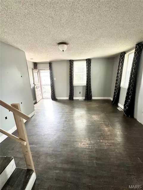 Living - 309 Hooker St, Washington, MO 63090 photo 2 of 2