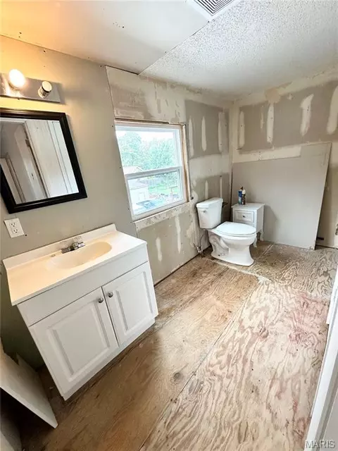 Bath - 309 Hooker St, Washington, MO 63090 photo 2 of 2