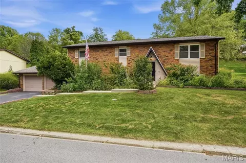 59 Glendale Dr, Glen Carbon, IL 62034