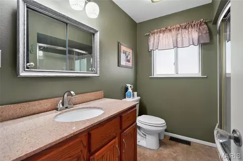 Bath - 8965 Old Jackson Rd, Fredericktown, MO 63645 photo 1 of 5