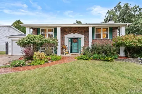 2346 Wesglen Estates Dr, Maryland Heights, MO 63043