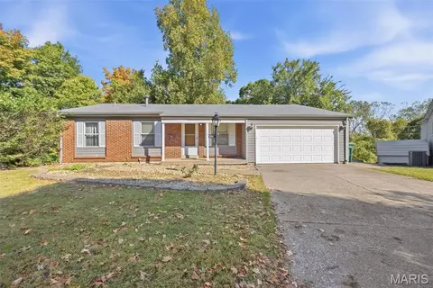10692 Foxpath Dr, Saint Louis, MO 63137