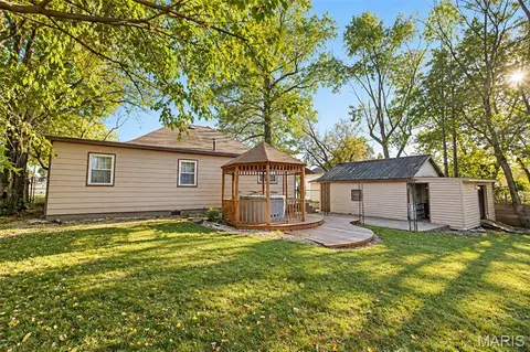 Exterior - 315 E Washington St, Cuba, MO 65453 photo 7 of 10